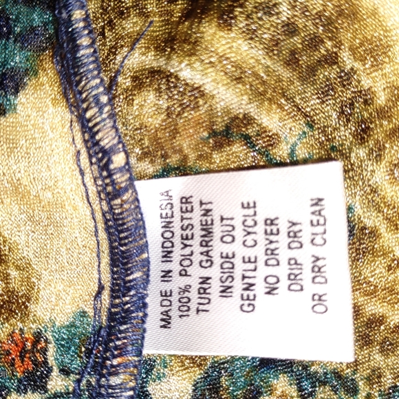 Womens blouse, size Small, long sleeves, snap front Closure, beaded. NWOT - Picture 9 of 13